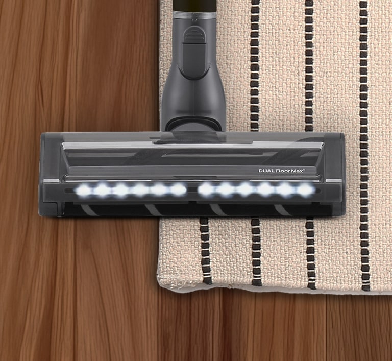 Brosse Dual Floor Max™ avec LED : une seule brosse pour nettoyer moquettes et sols durs sans changement d’accessoire.